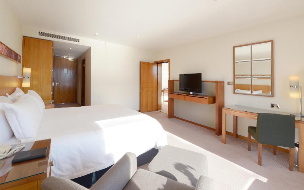 Cama ou camas em um quarto em Canary Riverside Plaza Hotel