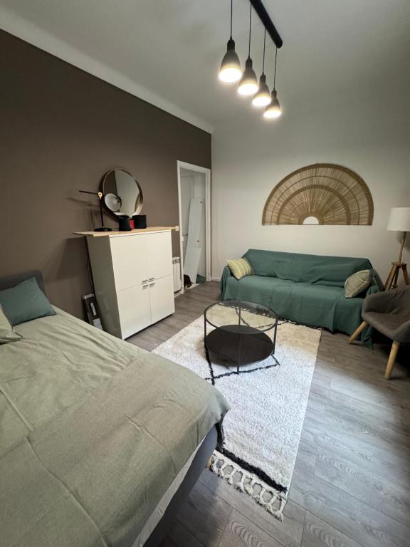 un salon avec un lit et un canapé dans l'établissement Welcome1, à Beausoleil