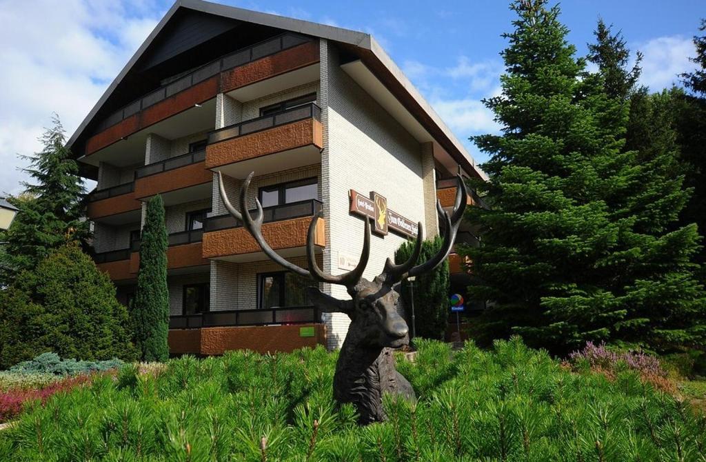 eine Statue eines Hirschkopfes vor einem Gebäude in der Unterkunft Hotel Zum Goldenen Hirsch in Bad Bevensen