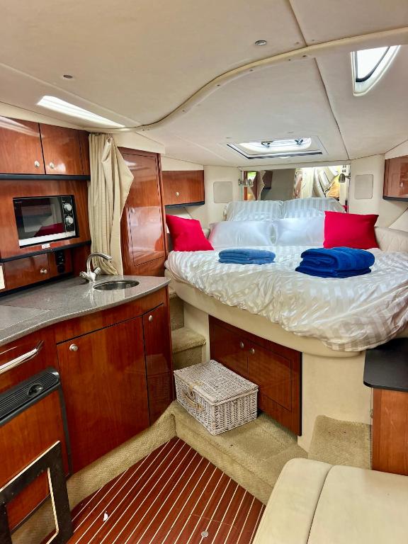 Kuchyň nebo kuchyňský kout v ubytování LUXURY BOAT in MONACO