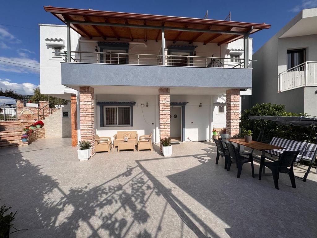 patio domu ze stołem i krzesłami w obiekcie Villa Guximi w mieście Ksamil