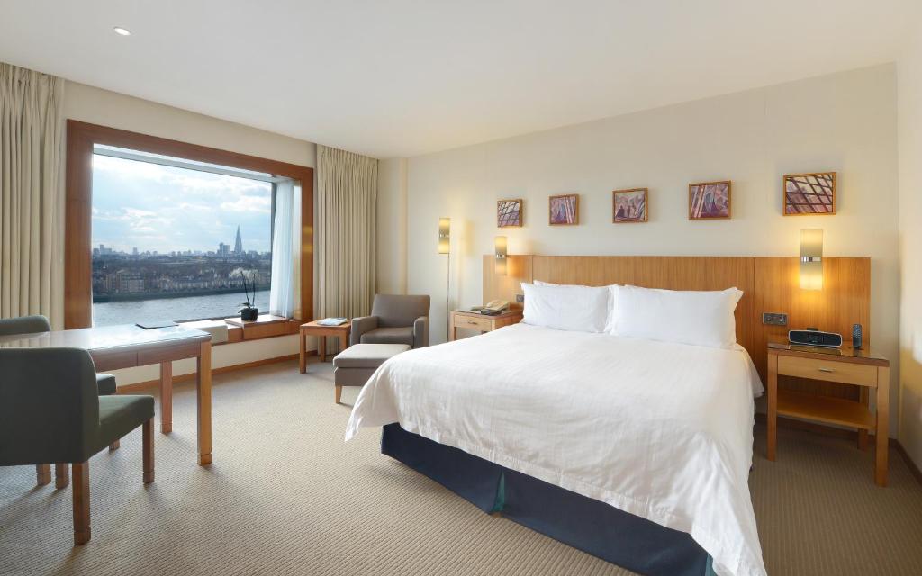 Cama ou camas em um quarto em Canary Riverside Plaza Hotel