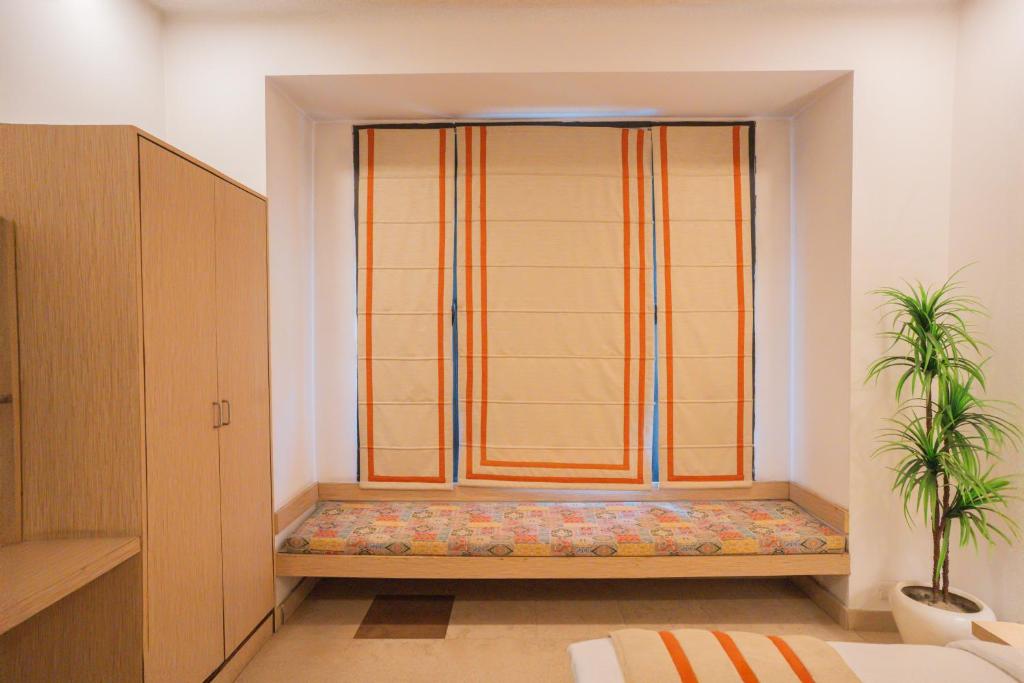 Postel nebo postele na pokoji v ubytování Ahuja Residency Parklane