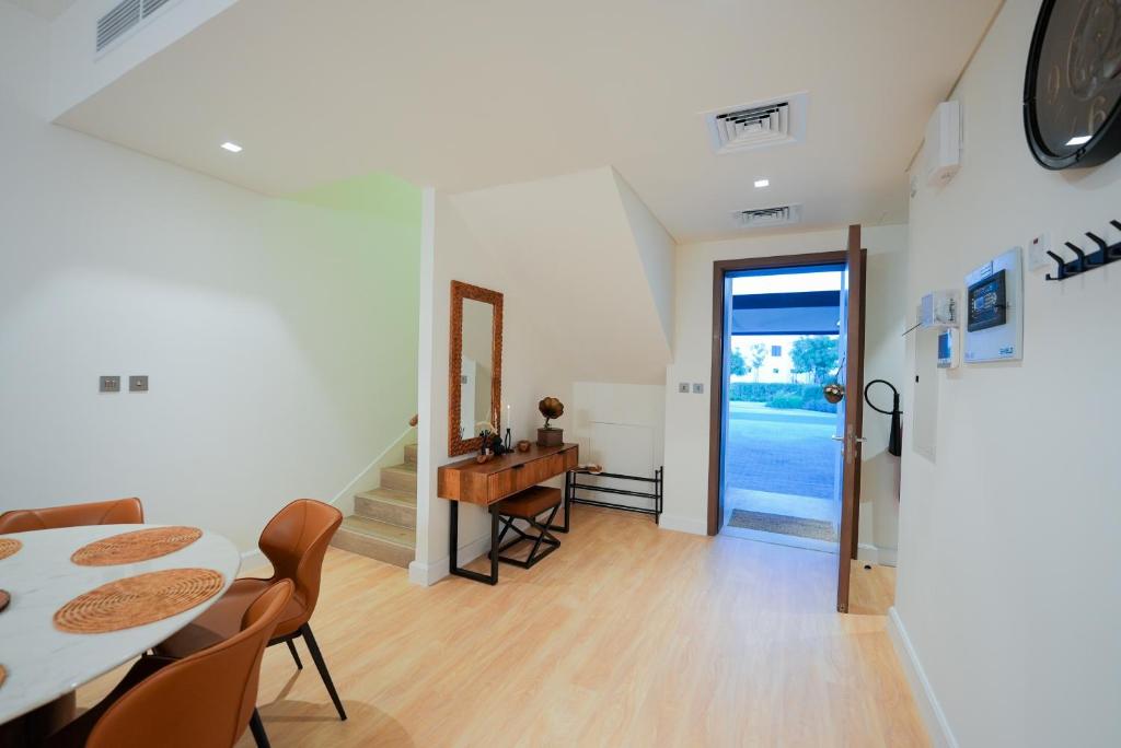 TV a/nebo společenská místnost v ubytování Luxury Modern Villa Noya Yas Island 5-Star Stay