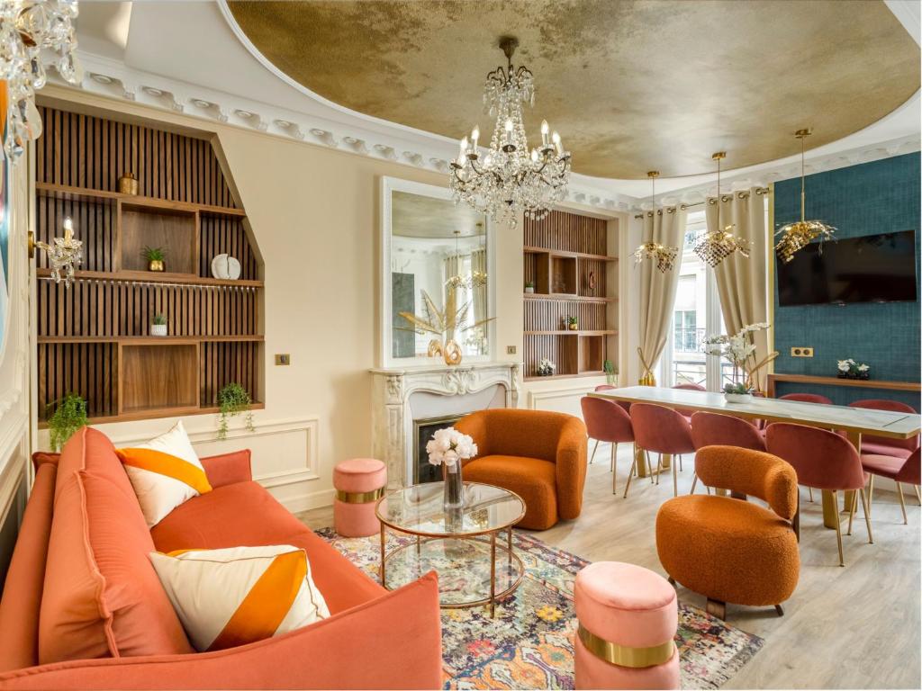 un salon avec un canapé, des chaises et une table dans l'établissement Merveil - Luxury Suite - Champs Elysees - Boissy, à Paris