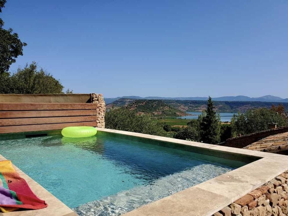 - une piscine avec un frisbee dans l'eau dans l'établissement LA GRANGE - Maison de vacances - Entre lac et montagne, à Liausson