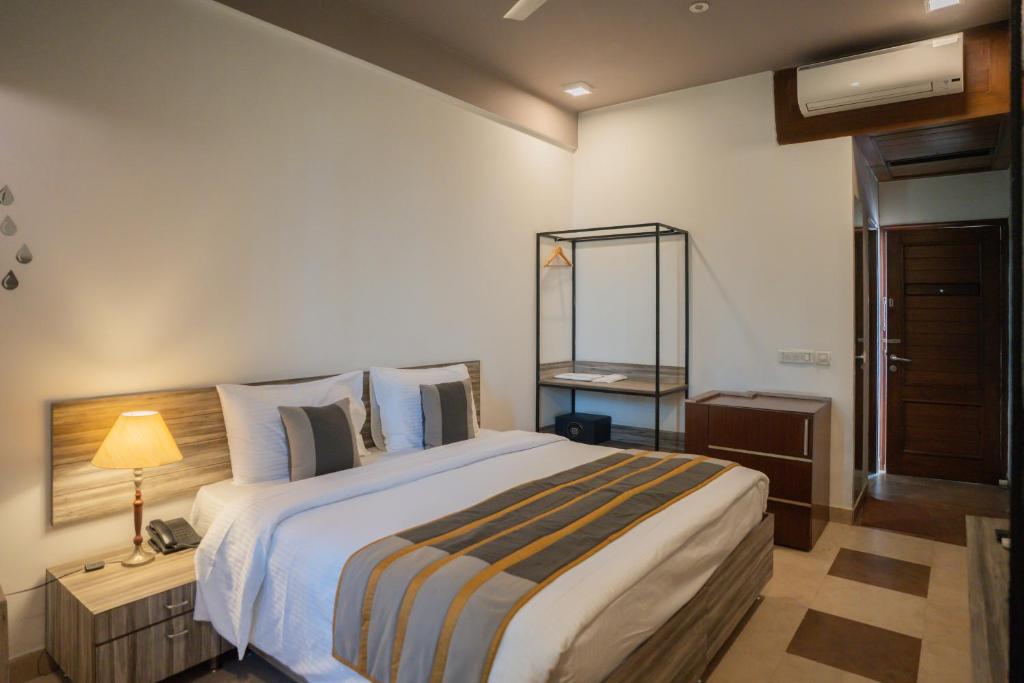 Postel nebo postele na pokoji v ubytování Ahuja Residency Parklane