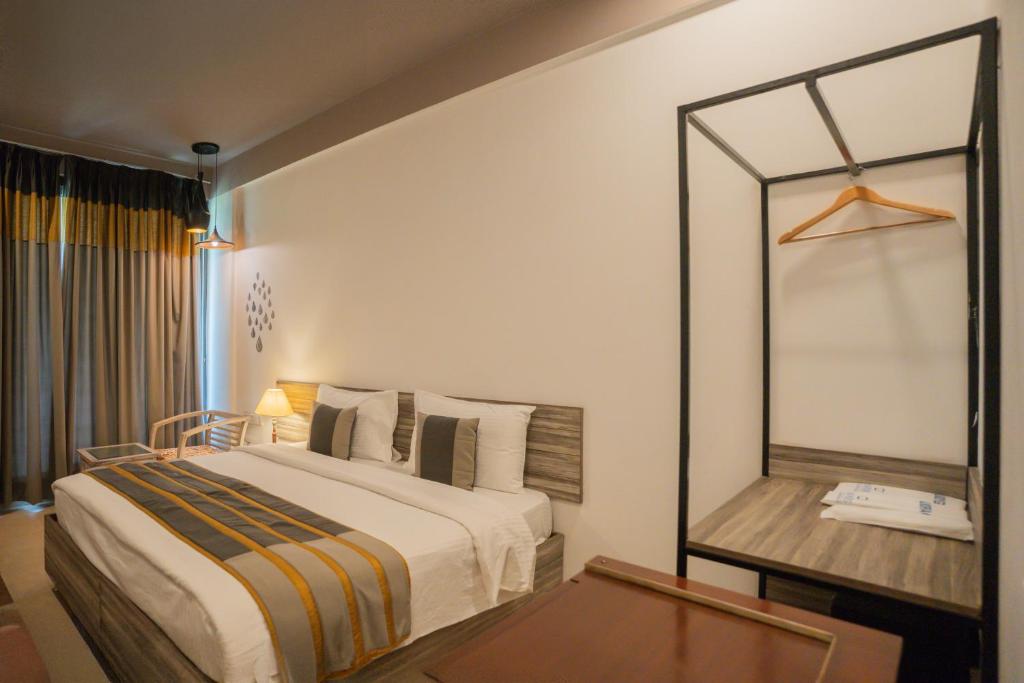 Postel nebo postele na pokoji v ubytování Ahuja Residency Parklane