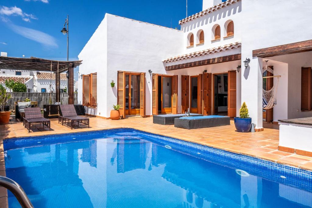 Bazén v ubytování Villa with sunny private pool in golf resort - child friendly! nebo v jeho okolí