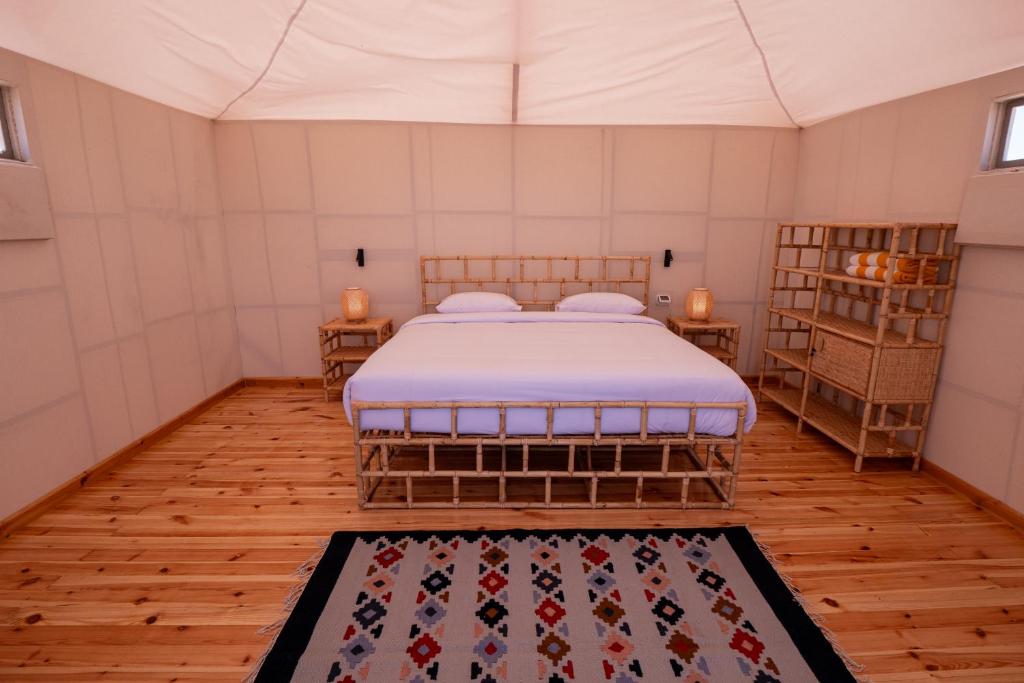 Postel nebo postele na pokoji v ubytování Wadi Lahami Village