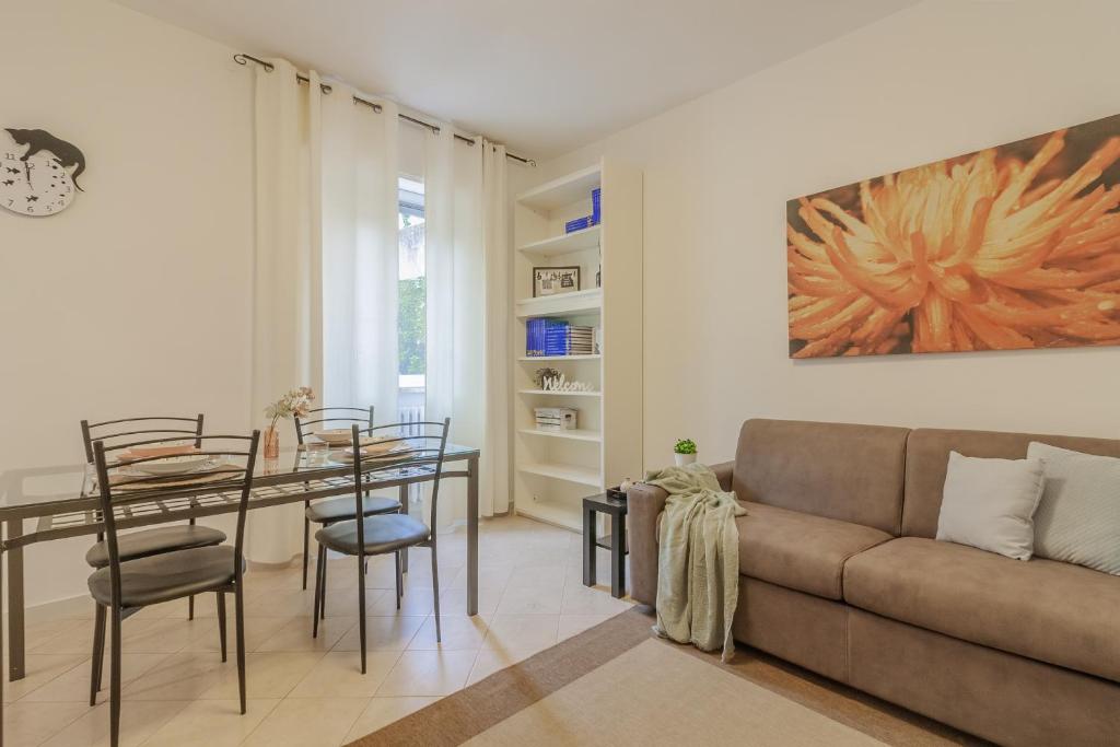 a living room with a couch and a table at Le Foyer du Bizet in Lierna