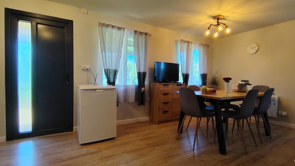 TV a/nebo společenská místnost v ubytování Tiny House Valea Avrigului