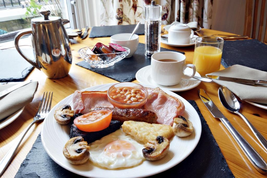 ヨークにあるBronte Guest Houseのテーブルの上に盛り付けられた朝食用の皿