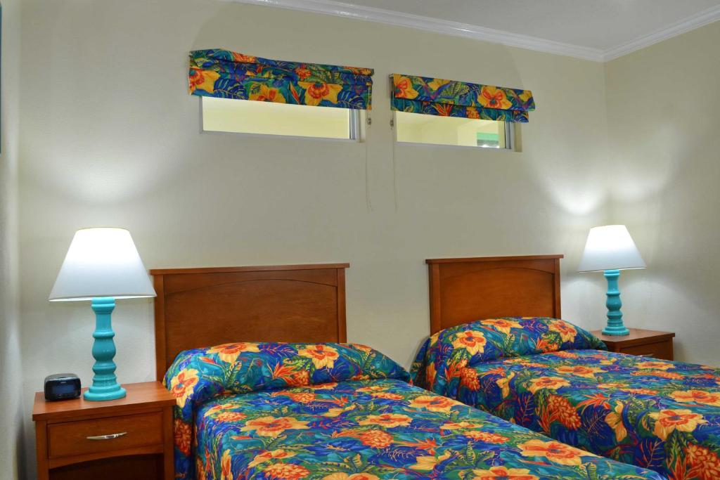 Postel nebo postele na pokoji v ubytování Coral Mist Beach Hotel