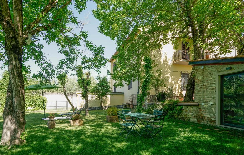 a yard with a table and chairs and trees at Awesome Apartment In Il Ferrone in Mercatale Val Di Pesa
