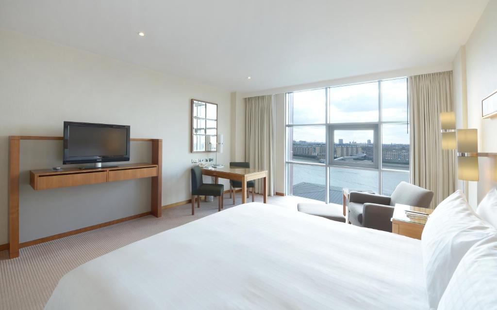 Uma TV ou centro de entretenimento em Canary Riverside Plaza Hotel