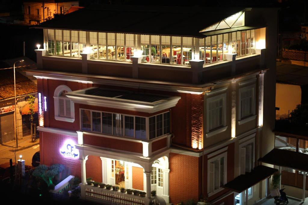 een groot gebouw met 's nachts verlichting bij Hotel Boutique Restaurant Gloria in Tirana