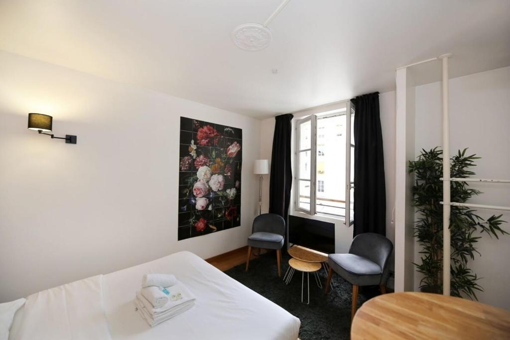 une chambre avec un lit, une table et une fenêtre dans l'établissement 302 sejournez dans un studio de charme paris 5, à Paris