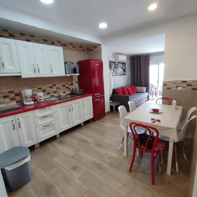 Kuchyňa alebo kuchynka v ubytovaní CABOMOLINOS, APARTAMENTO108