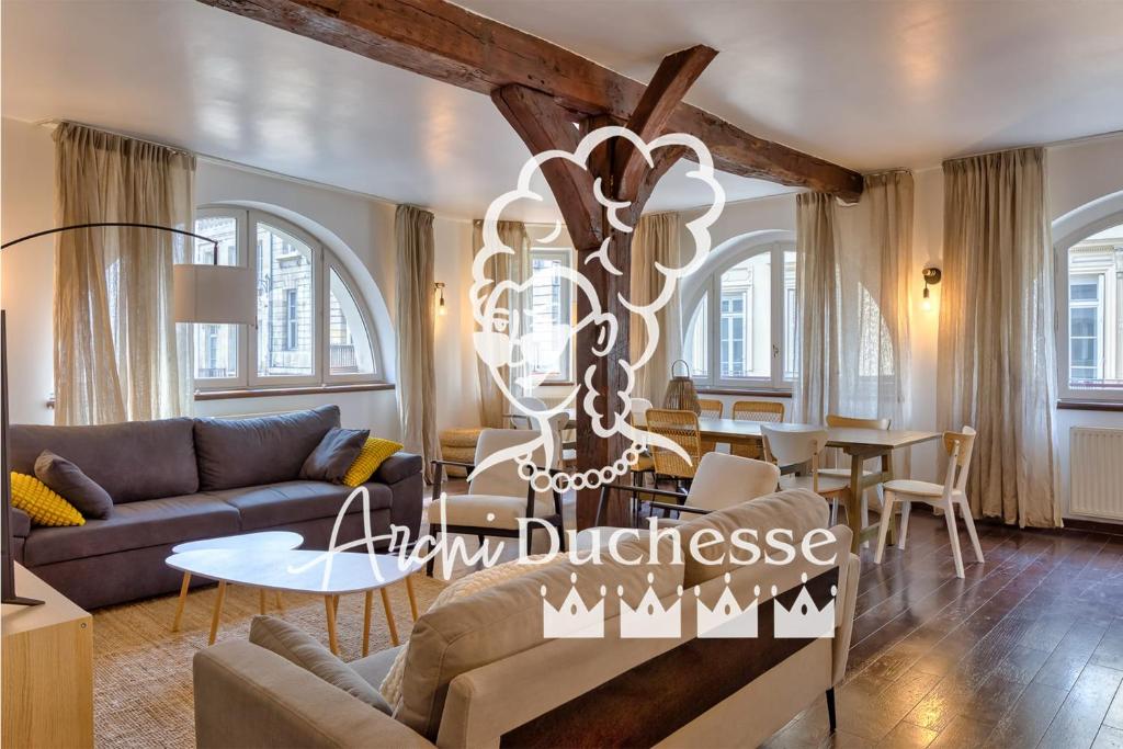 un salon avec un canapé et une table dans l'établissement Geoffroy sublime duplex à proximité de la place du vieux marché, à Rouen