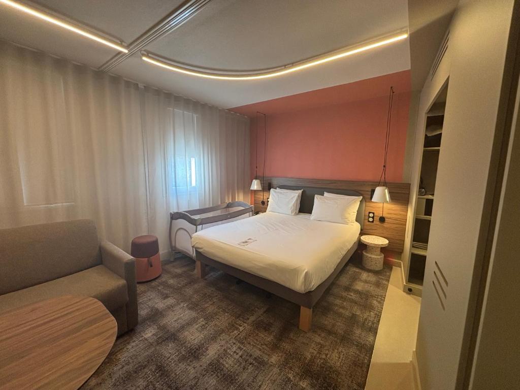 Postel nebo postele na pokoji v ubytování Novotel Suites Clermont Ferrand Polydome