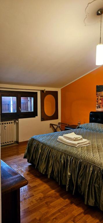 sypialnia z łóżkiem i dwoma ręcznikami na nim w obiekcie MM Apartments w Weronie