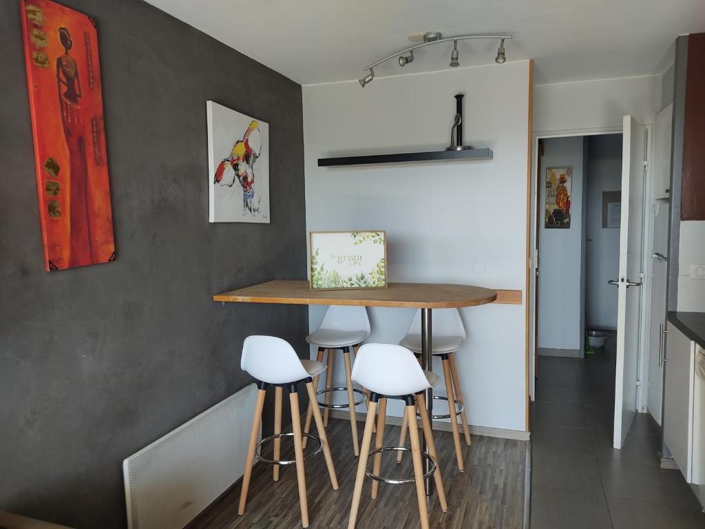 - une petite cuisine avec un bar et des tabourets dans l'établissement Ambiance Méditerranée aux Parcs de Grimaud, à Grimaud