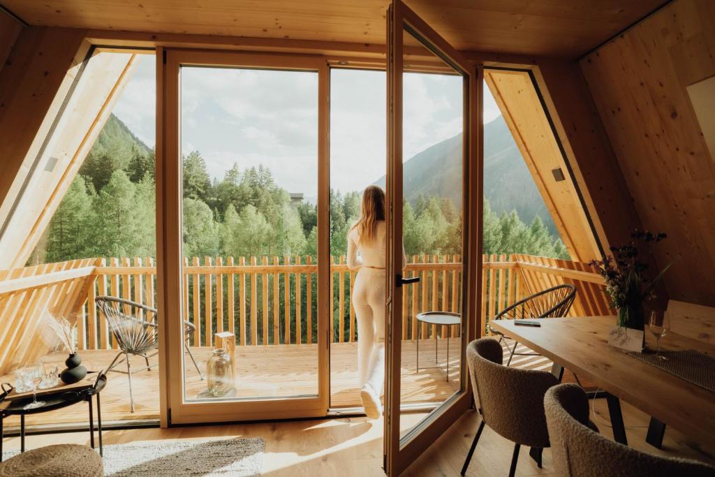 A balcony or terrace at Collis Hill Chalets & Hotel