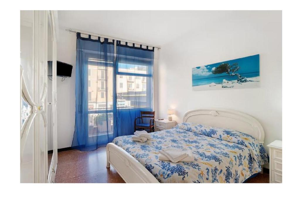 a small bedroom with a bed and a window at Casa del pescatore in Alassio