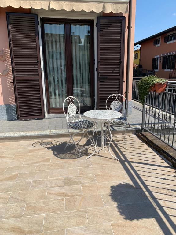 a table and two chairs sitting on a patio at Casa del Melograno Outlet in Serravalle Scrivia