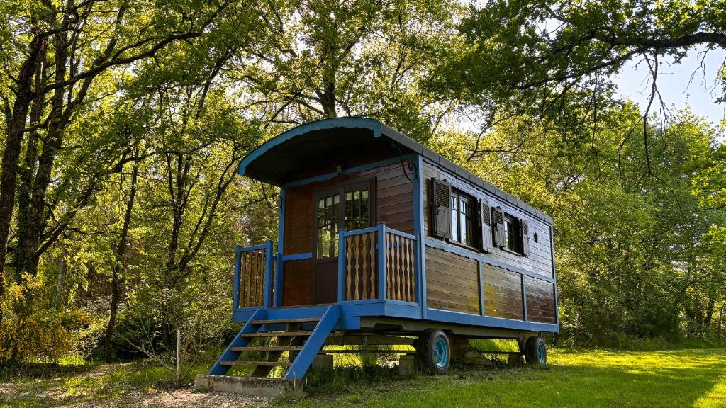 Une petite maison assise au milieu d'un champ dans l'établissement Domaine de la Grangée, à La Chapelle-Blanche-Saint-Martin