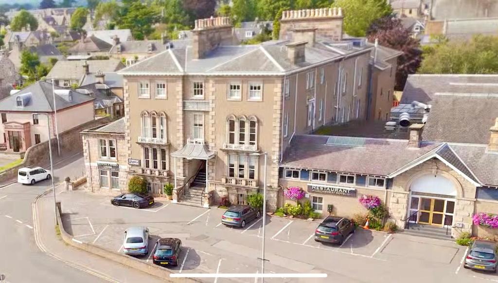 una vista aérea de un edificio con coches aparcados en un aparcamiento en Laichmoray Hotel, en Elgin