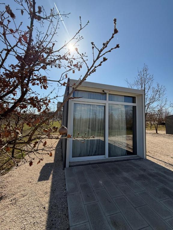 Casa pequeña con puerta corredera de cristal en Bungalov Terra, en Ljubuški