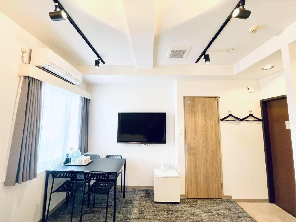 TV a/nebo společenská místnost v ubytování 嵐 Hotel Arashi Shinsaibashi No001