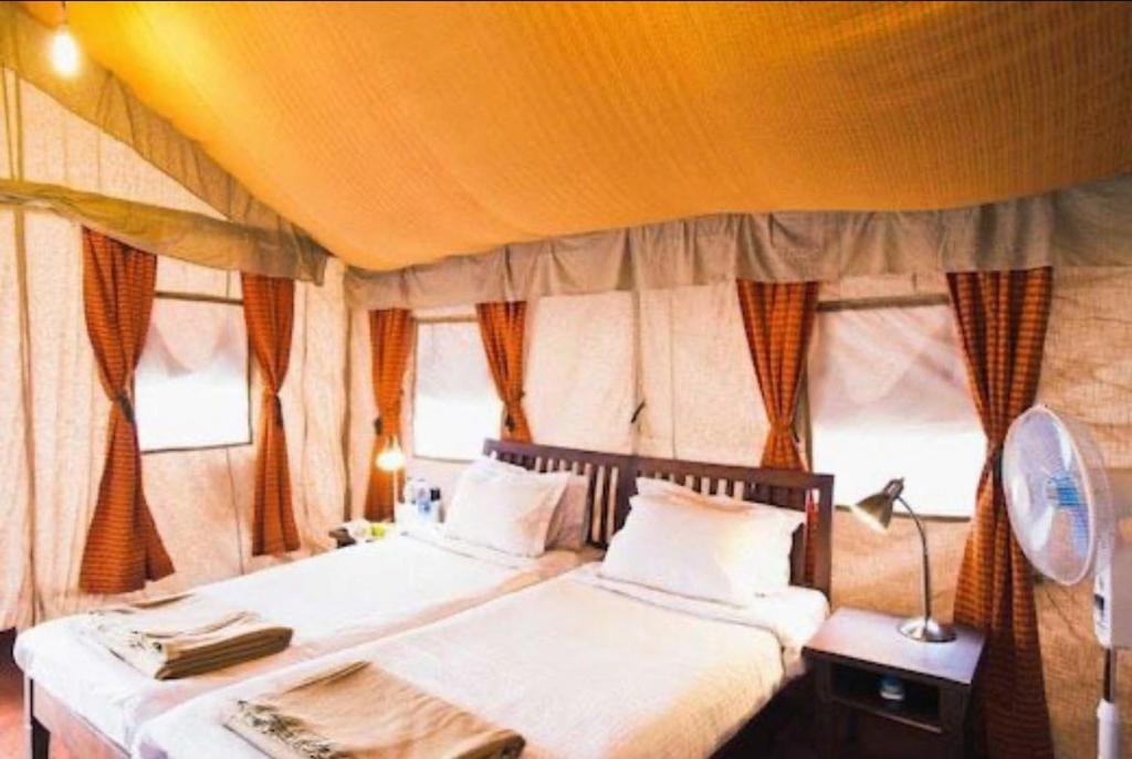 Postel nebo postele na pokoji v ubytování The Chardham Hotel & Resort Top Rated & Most Awarded Property
