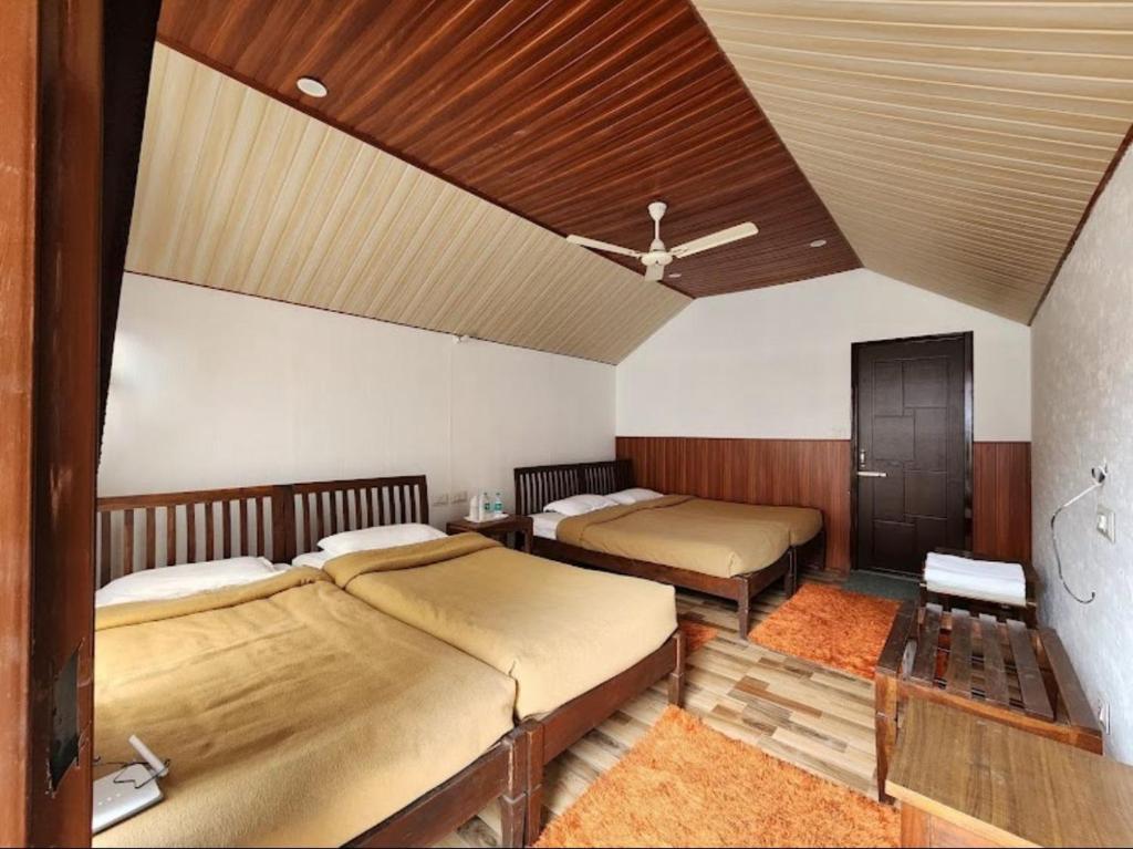 Postel nebo postele na pokoji v ubytování The Chardham Hotel & Resort Top Rated & Most Awarded Property