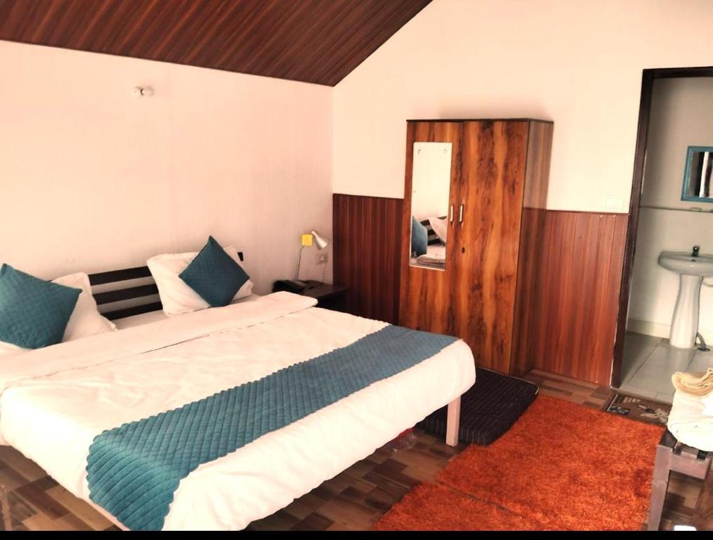 Postel nebo postele na pokoji v ubytování The Chardham Hotel & Resort Top Rated & Most Awarded Property