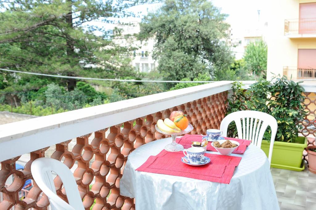 una mesa con un bol de fruta en el balcón en B&B Fontanelle, en Trapani