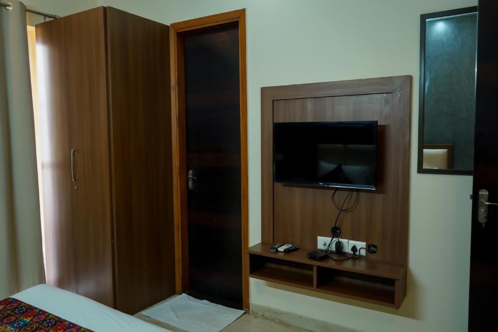 TV a/nebo společenská místnost v ubytování Hotel The Luxe 18 - Golf Course Road