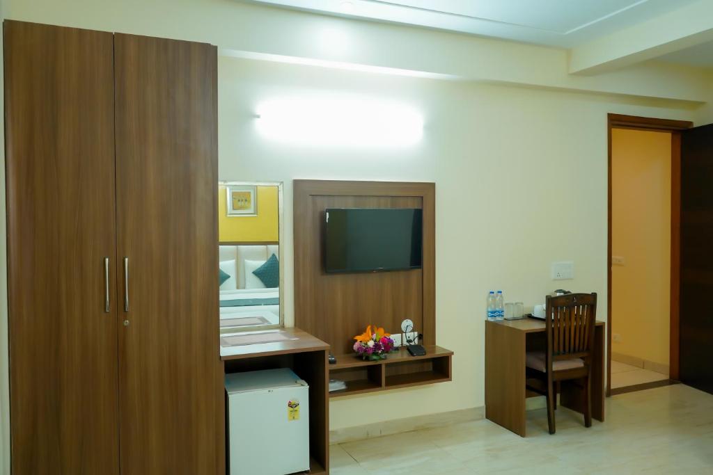 TV a/nebo společenská místnost v ubytování Hotel The Luxe 18 - Golf Course Road