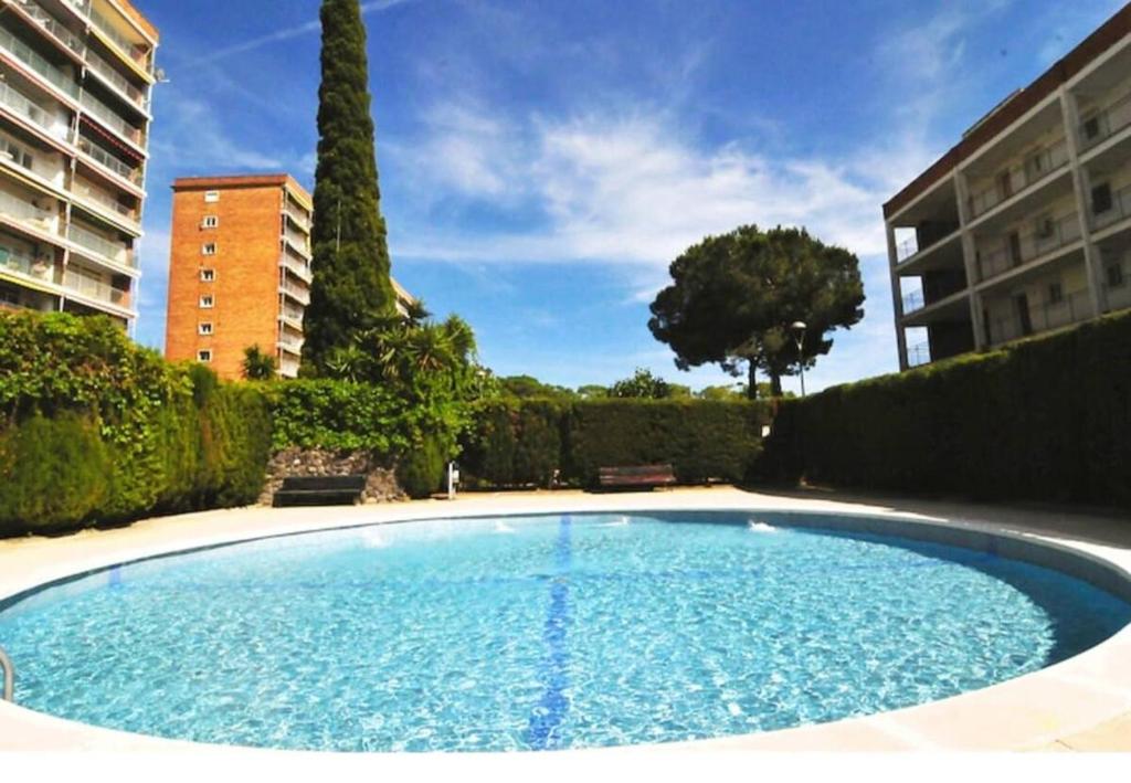 a large blue swimming pool in a yard at Pequeño oasis en el maresme in Santa Susanna