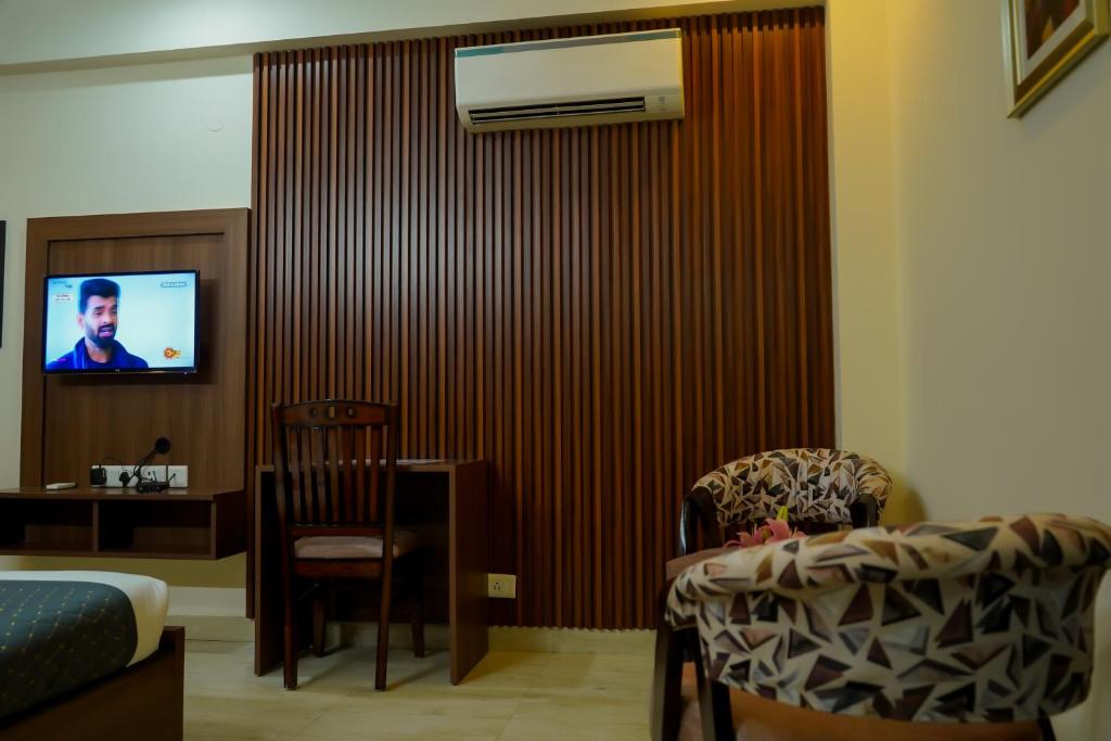 TV a/nebo společenská místnost v ubytování Hotel The Luxe 18 - Golf Course Road