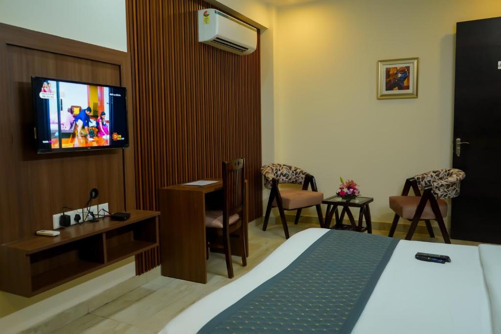 TV a/nebo společenská místnost v ubytování Hotel The Luxe 18 - Golf Course Road
