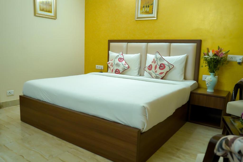 Postel nebo postele na pokoji v ubytování Hotel The Luxe 18 - Golf Course Road
