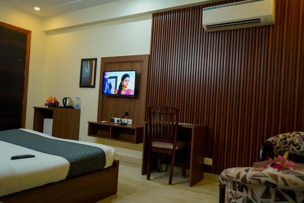 TV a/nebo společenská místnost v ubytování Hotel The Luxe 18 - Golf Course Road