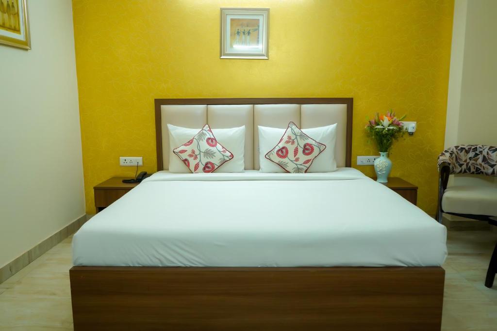 Postel nebo postele na pokoji v ubytování Hotel The Luxe 18 - Golf Course Road
