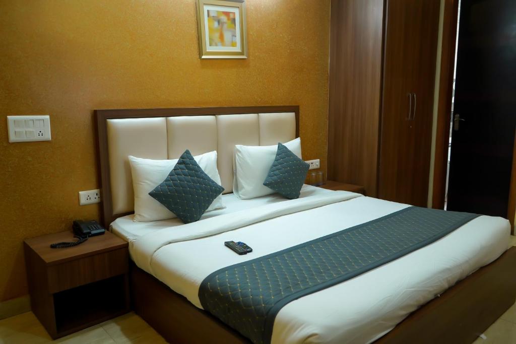 Postel nebo postele na pokoji v ubytování Hotel The Luxe 18 - Golf Course Road