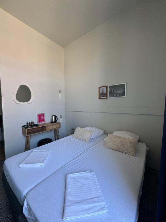 Postel nebo postele na pokoji v ubytování HI Tournai Hostel