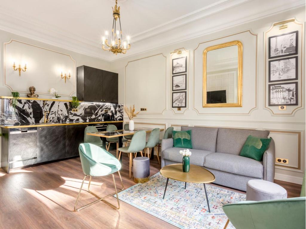 un salon avec un canapé et une table dans l'établissement Merveil - Luxury Suite - Opera - Septembre II, à Paris