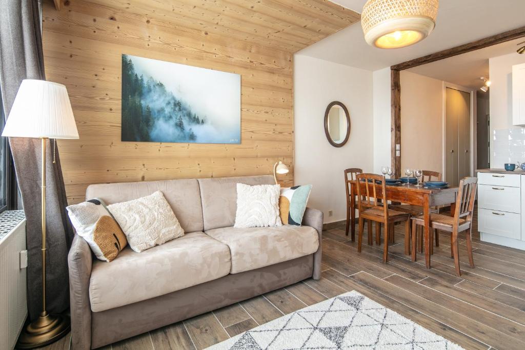 un salon avec un canapé et une table dans l'établissement L'Eterlou - Chamrousse - Au pied des pistes, à Chamrousse